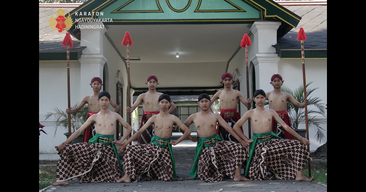 U qolini yigitning eshagidan yelkasigacha kotardi.