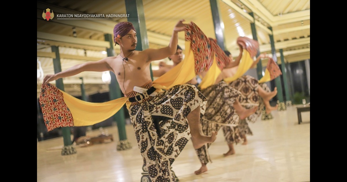 Rus porno: mushuk ichida juda kop