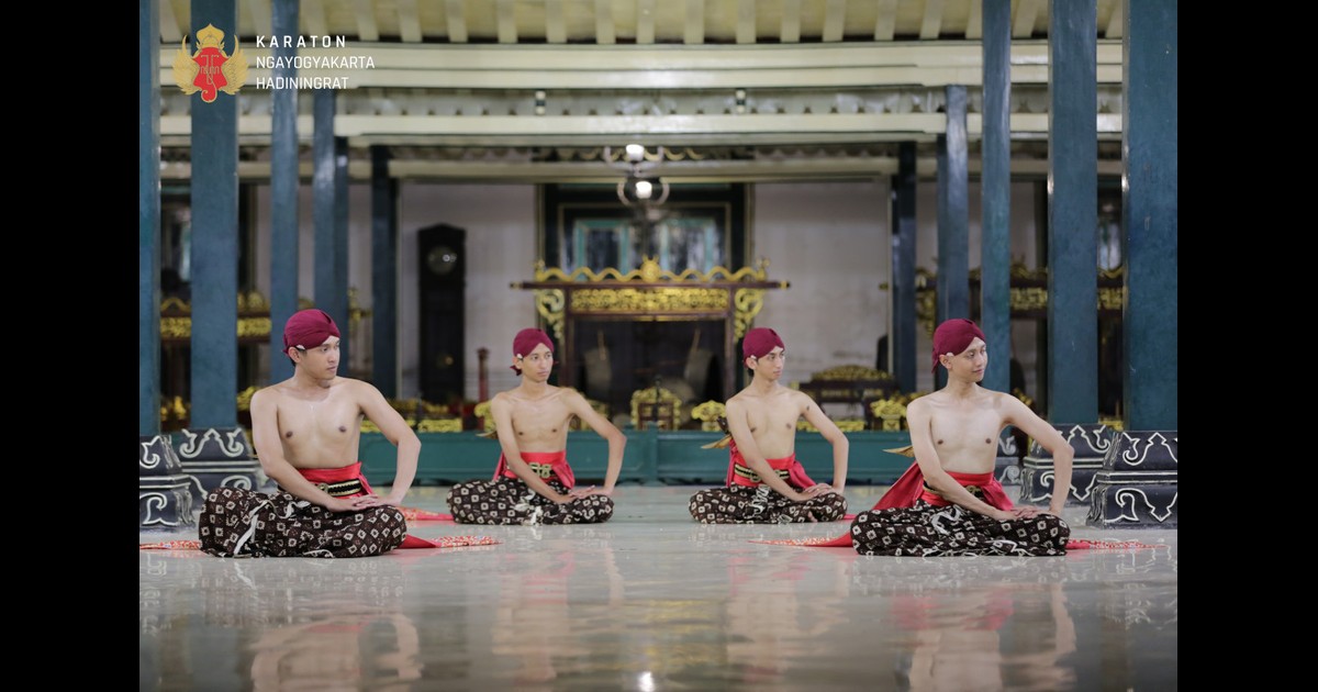 Ayollar uyalmay yalangoch yurishadi